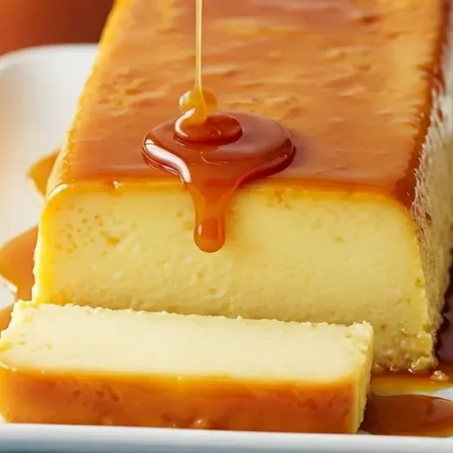 "Préparation du flan de coco : œufs, lait de coco et sucre dans un saladier, avec un moule prêt à être utilisé."