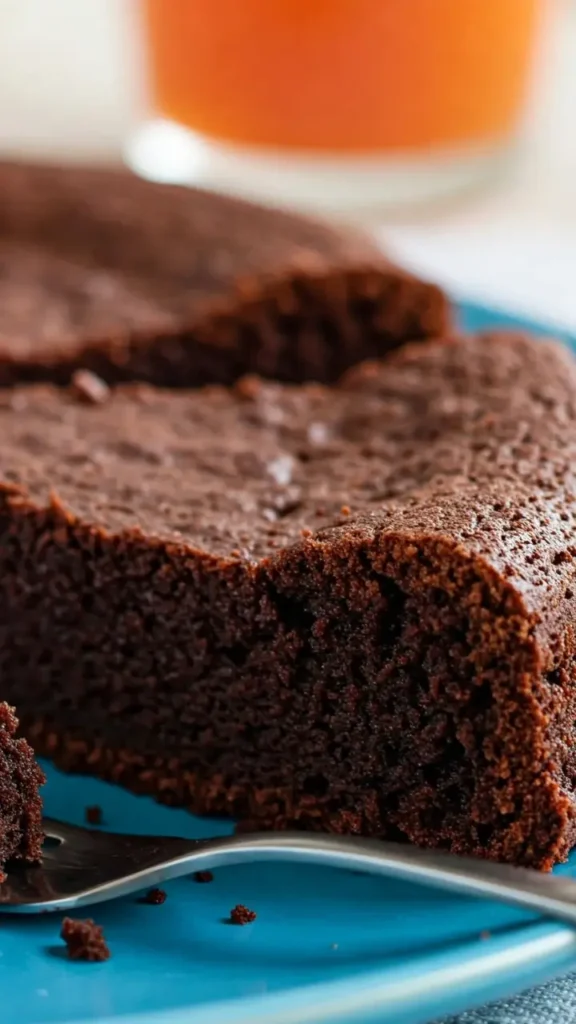 Gâteau chocolat fondant avec cœur coulant, présenté sur une assiette rustique